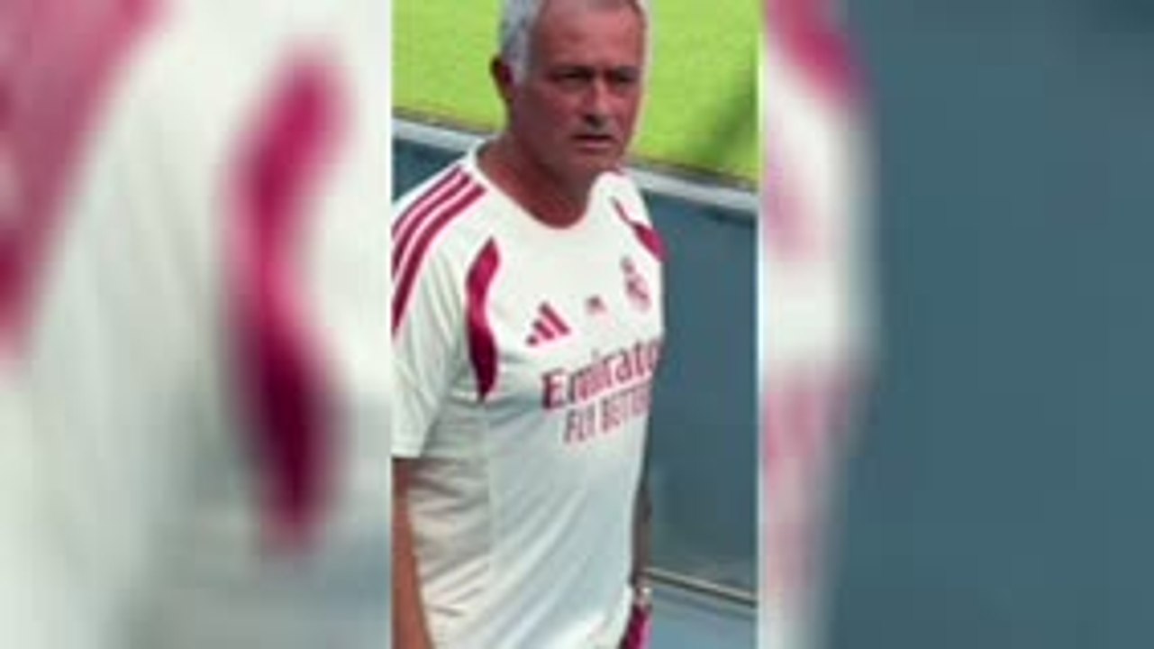 Real Madrid - Quand José Mourinho propose de l’eau aux journalistes…