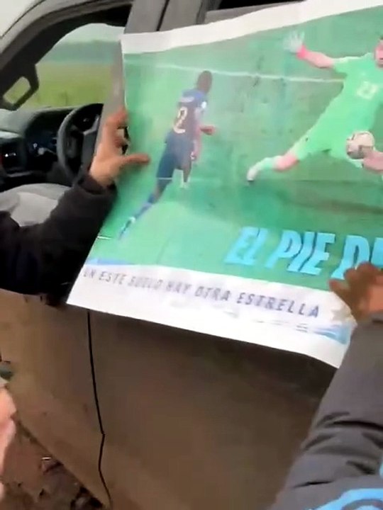 Una familia ayudó al "Dibu" a sacar su camioneta del barro y el arquero les firmó todo