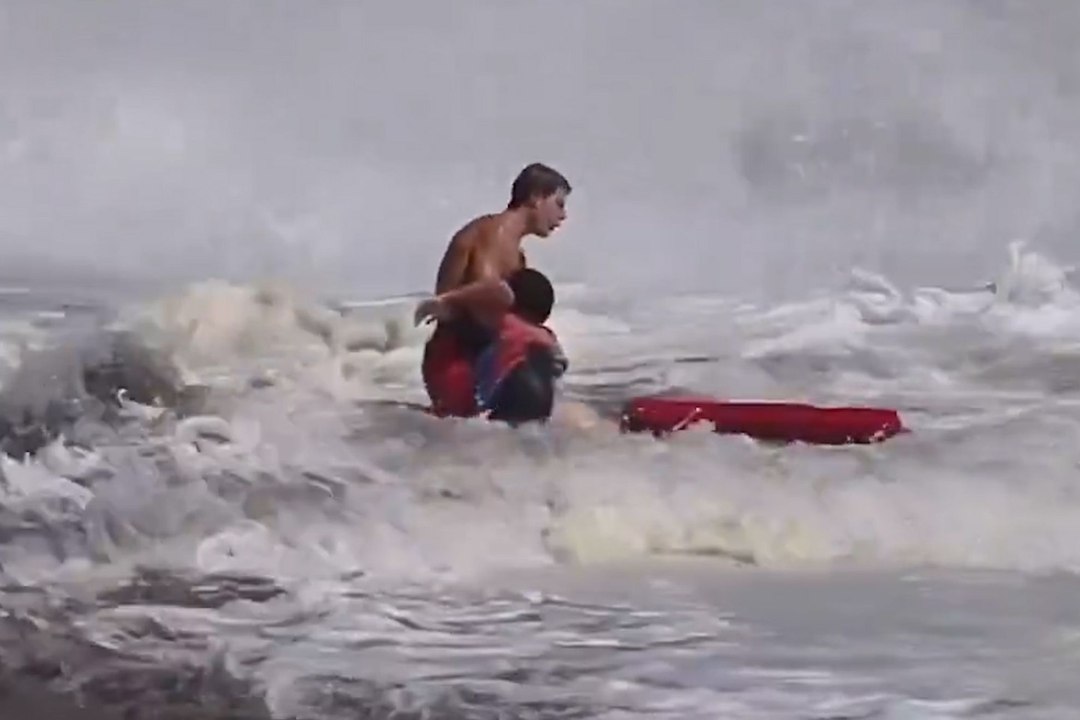 Ryder Williams, el salvavidas de 16 años que desafió olas de tres metros para salvar a un niño