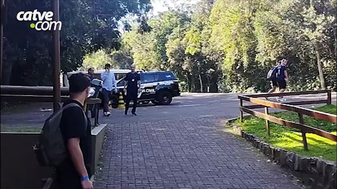 Oito pessoas estavam na embarcação que virou na...