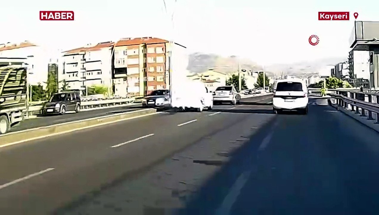 Kayseri'de hafif ticari araç bariyere çarptı: O anlar kamerada