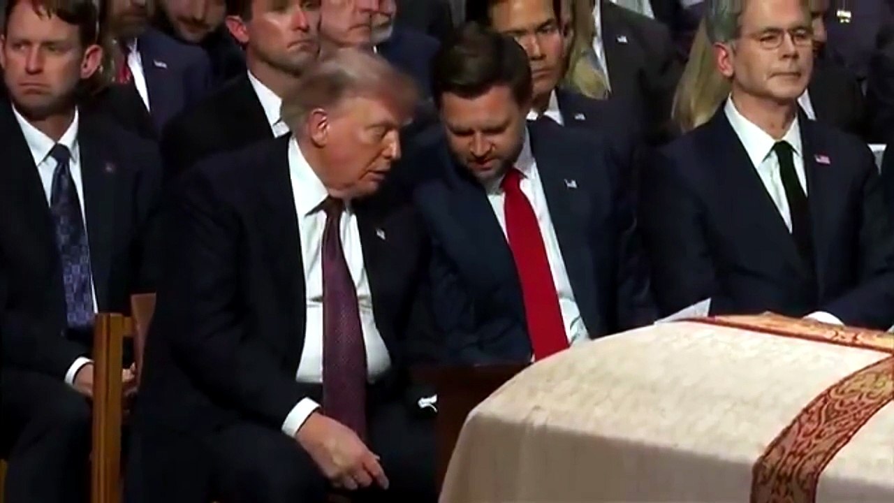 Trump al funerale del senatore Graham, caramelle e stanchezza - Video