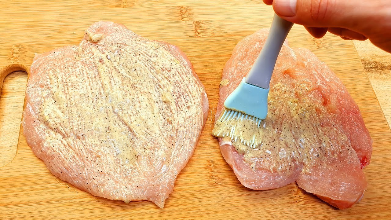 Fetten Sie einfach die Hühnerbrust ein, damit das Filet sehr saftig und zart wird!