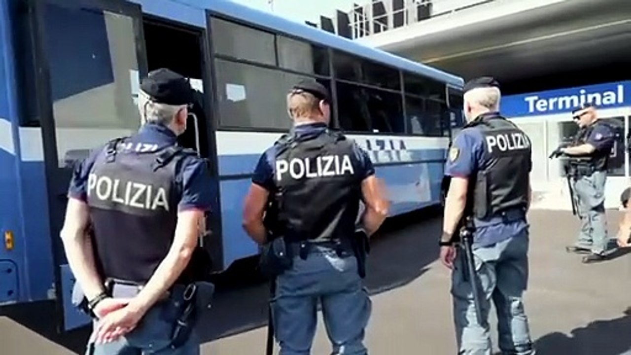 Immigrazione clandestina: espulsi 32 cittadini nigeriani - IL VIDEO