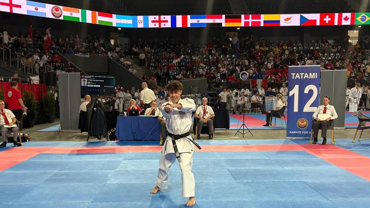 Karateca de Cascavel conquista ouro em Campeonato Mundial na Romênia