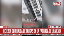 Guirnalda de tangas en la fachada de una casa sorprende a todos