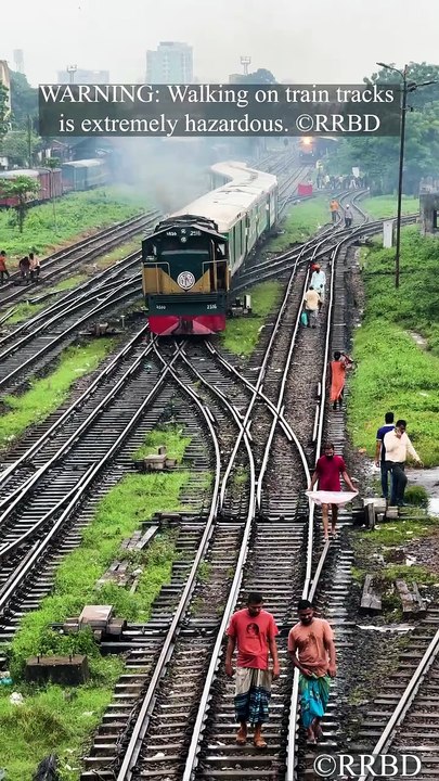 Don't walk on train tracks! 🚆🚫