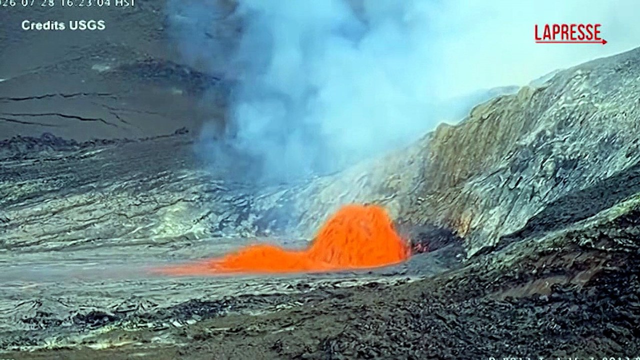 Hawaii, la lava fuoriesce dal vulcano Kilauea: le spettacolari immagini