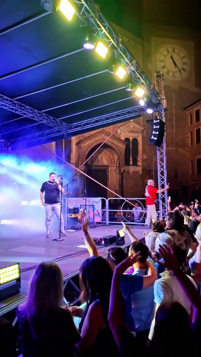 Gli anni '90 riempiono piazza della Vittoria con la tribute band degli 883