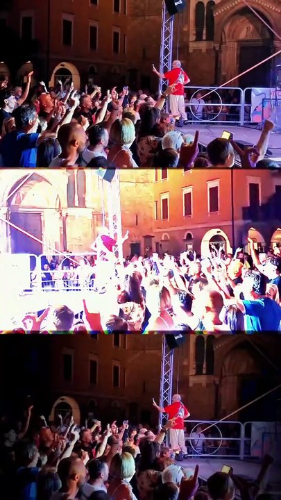Gli 883: una passione trasformata in un progetto che porta in giro la loro musica.