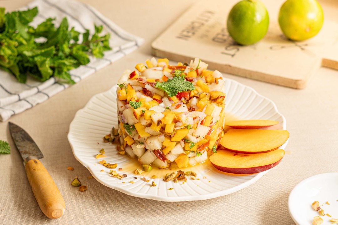 Tartar de melón y nectarina con crujiente de jamón
