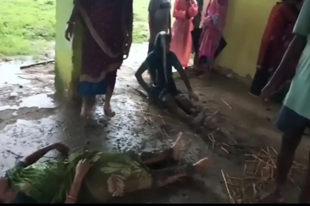 जिंदा करने की आस में बेटे और पत्नी के शरीर पर लगाया गोबर का लेप