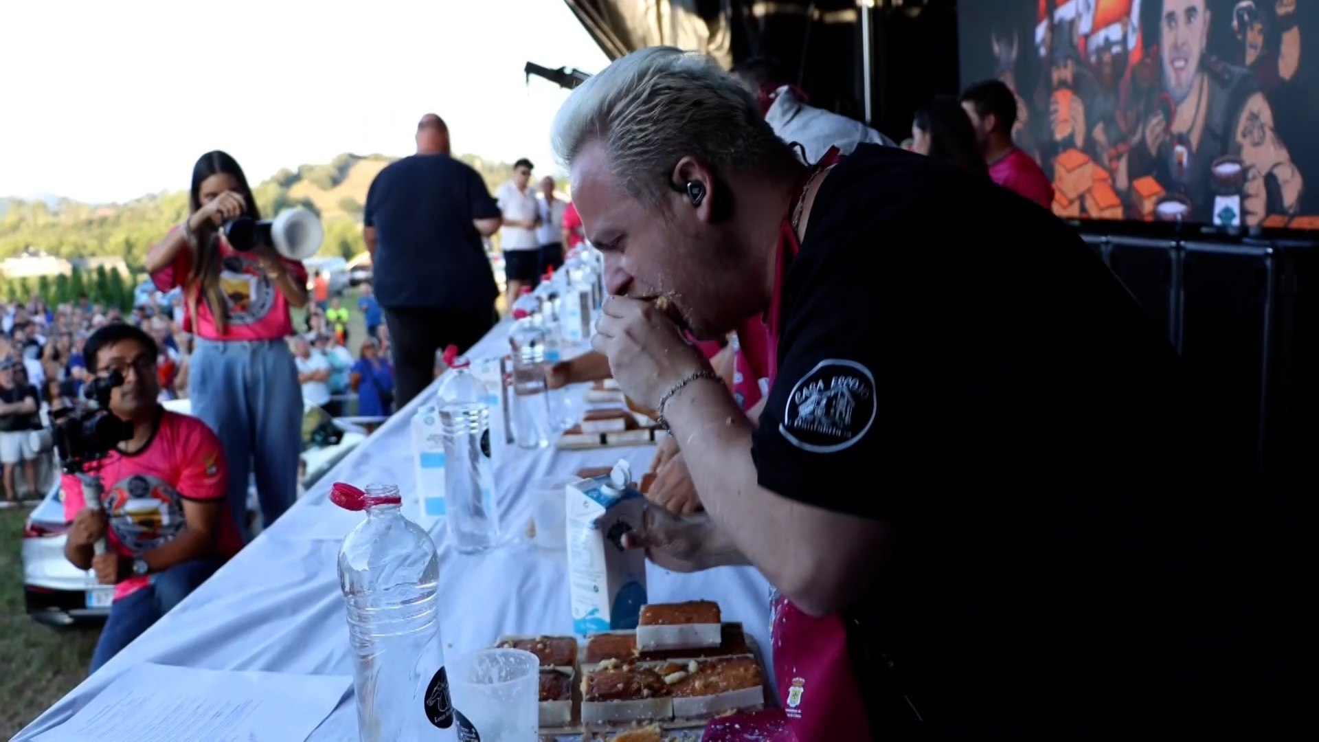 La peque�a localidad de Ambrosero, en Cantabria, ha vuelto a ser el epicentro de la resistencia g�strica este domingo con la celebraci�n de la quinta edici�n del campeonato mundial de comedores de sobaos. Valent�n Carrasco Ferrer, popularmente conocido en redes sociales como ValFerrer, ha hecho historia al revalidar su t�tulo y convertirse en el tetracampe�n indiscutible de esta singular prueba.