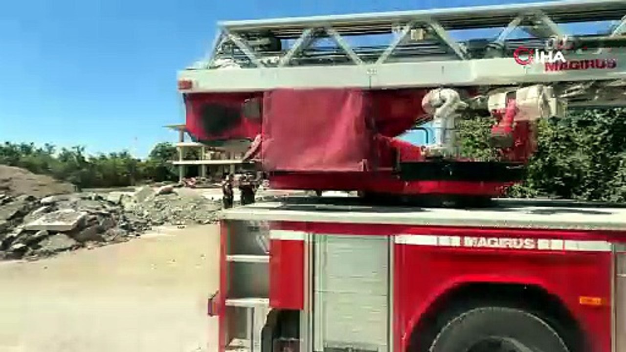 Düzce'de bunalıma giren genç kadın çatıya çıktı
