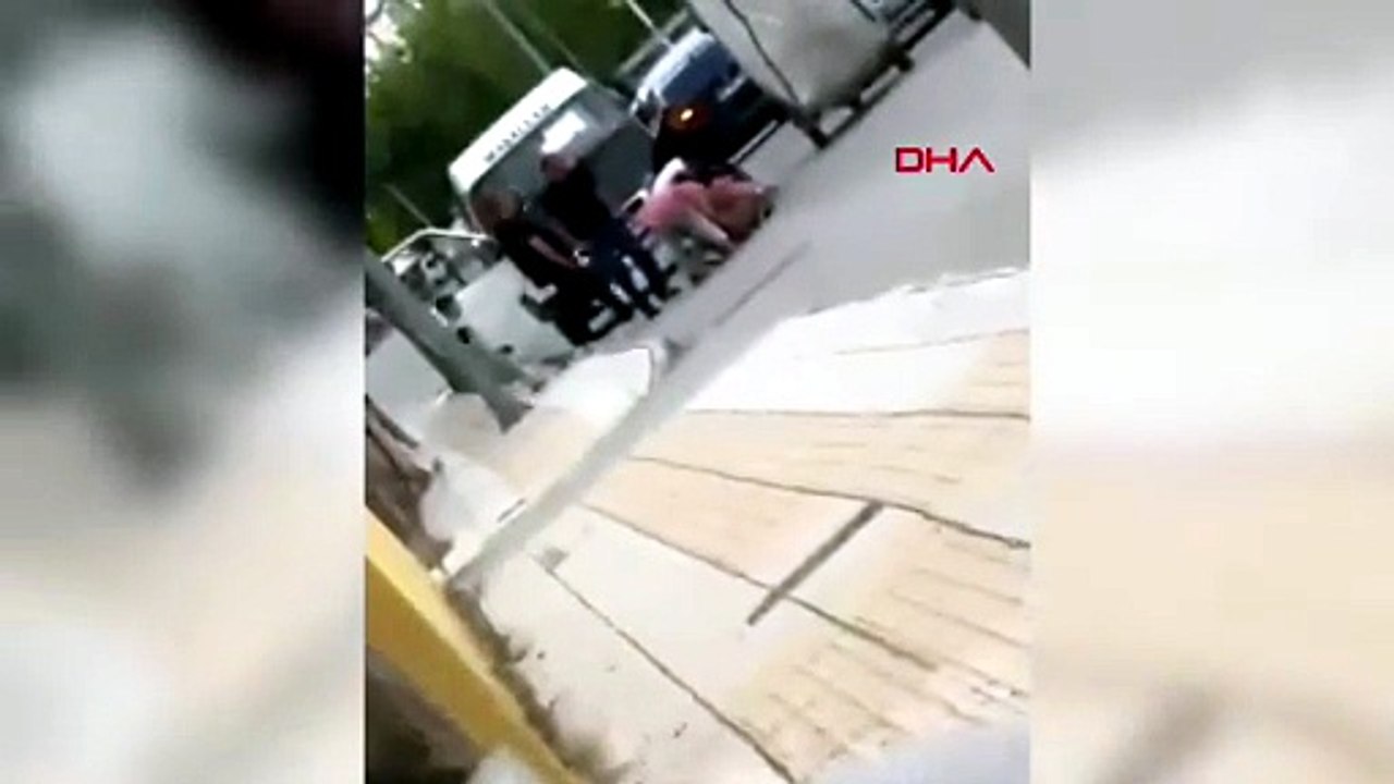 Kadınlar sokak ortasında birbirine girdi, tekme tokatlar havada uçuştu!