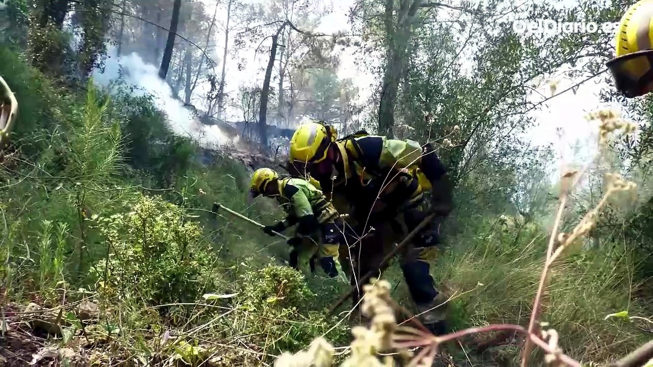 Actuación de los equipos de extinción en el incendio de la Vall d'Uixó que arrasa la Serra d'Espadà