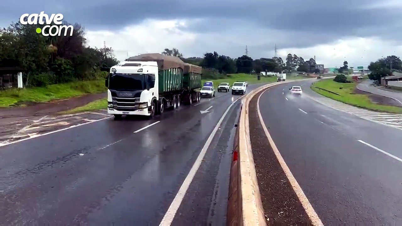 Trecho da PRC-467 fica alagado após forte chuva em Cascavel