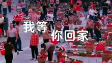 潮阳白竹施孤：凌晨三点，一场跨越阴阳的人间盛宴 在潮阳白竹，每年农历七月，都会上演一场特别的人间仪式。 凌晨三点，天还未亮，村民便摸黑起身，杀鸡宰鹅、蒸粿备菜，灯火点点忙得热火朝天。 这并非祭拜自家先祖，而是布施世间无主孤魂。 有战乱牺牲的烈士，有无家可归的孩童，有客死异乡的漂泊游子。 “施”为布施，“孤”即孤魂。 潮汕民俗认为七月鬼门开启，无人奉祀的亡魂会游荡人间。当地人便备好丰盛供品、袅袅香火，如同款待远道归来的亲人。 祭品平铺于地，是顾及孩童够不到案台，是体恤战乱伤残的亡魂难以登高。细碎的习俗细节，