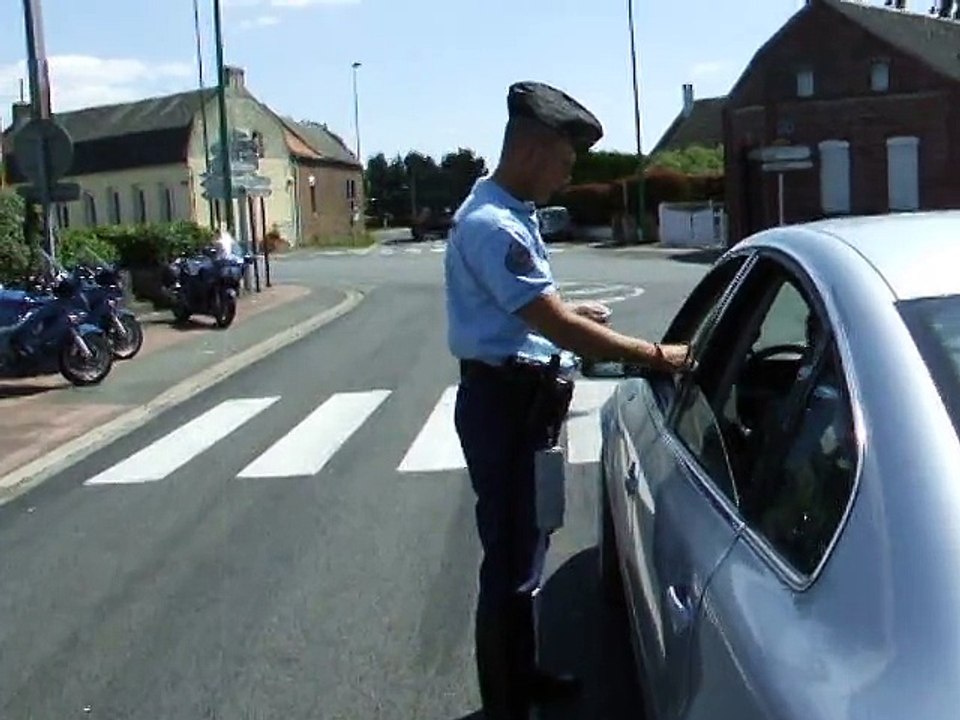 Contrôle de gendarmes à Avesnes-lez-Aubert
