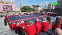 Pourquoi cette énorme ligne rouge installée au pied du Mont des Arts de Bruxelles ?