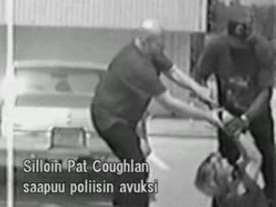 Une femme flic en intervention sauvée par un civil