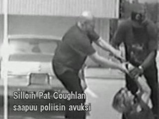 Une femme flic en intervention sauvée par un civil