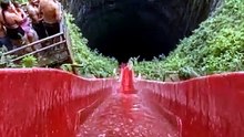 Le toboggan aquatique le plus flippant du monde ! 🎢😱