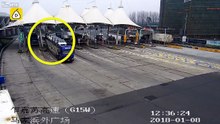 Un routier emporte la guérite du péage de cette autoroute [720p]