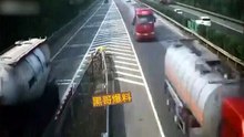 Un routier fait demi-tour sur l'autoroute après s'être trompé de route [352p]