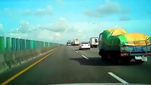 Un camion plein de poulets se renverse sur l'autoroute [720p]