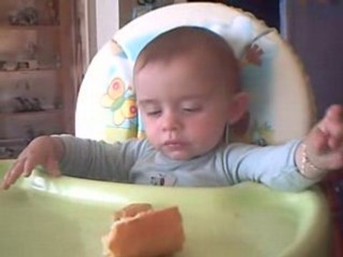 lucas qui mange tout seul