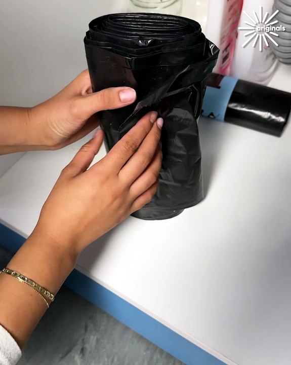 Clever trash bag dispenser hack🚮✅