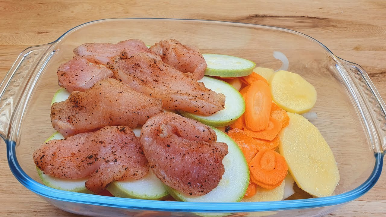 Schnelles Abendessen Rezept, hacken, marinieren und backen, Kartoffeln mit Huhn und Gemüse