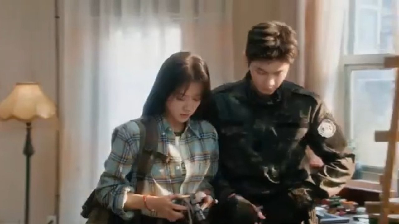 🕊【MOVIE】女孩看到帥男孩還在等自己，意識到他是喜歡自己的！_#白色橄榄树_#好看中国电视剧_#爱情(360p)