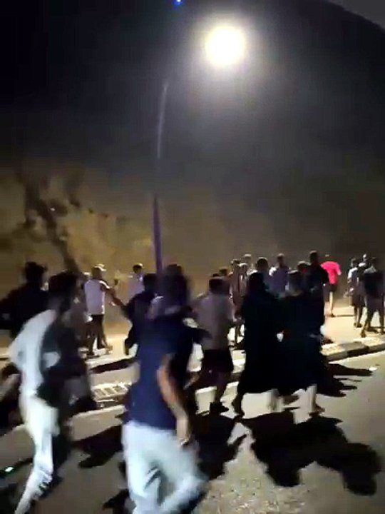La noche no ha frenado las llegadas de miles de migrantes a Ceuta