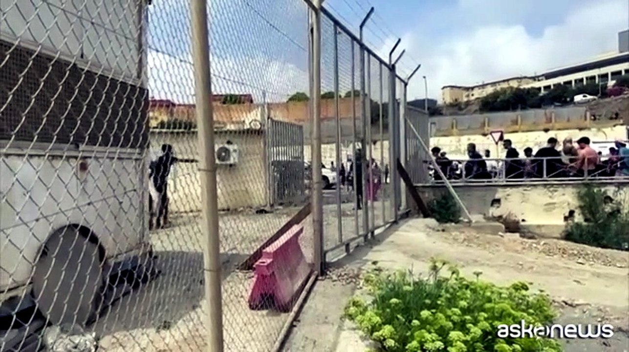 Emergenza umanitaria in Marocco, centinaia di migranti nell'enclave spagnola di Ceuta