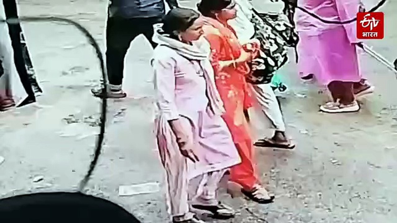 हरिद्वार: महिला का पैर पड़ते ही अचानक धंस गई सड़क, रोड पर हुआ बड़ा गड्ढा, कुंभ तैयारियों पर उठे सवाल