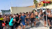 Faslı göçmen bisikletiyle yüzerek İspanya'ya geçti