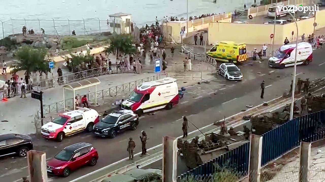 El flujo de personas entrando a Ceuta desde Marruecos continúa a primera hora de la mañana