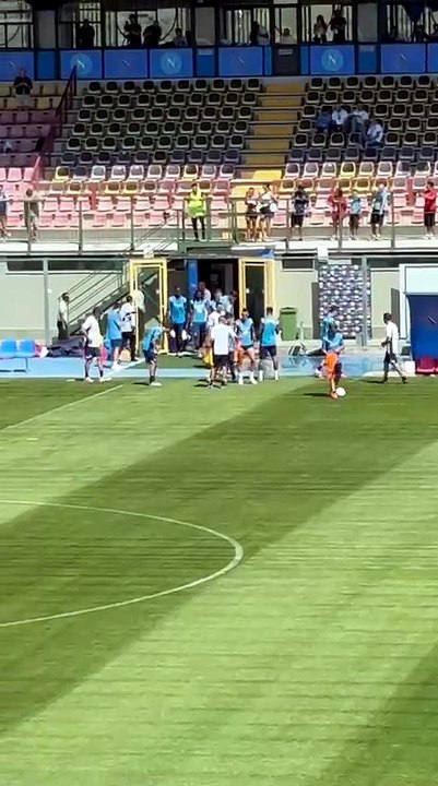 L'allenamento a Castel di Sangro entra nel vivo: gli azzurri fanno il loro ingresso in campo
