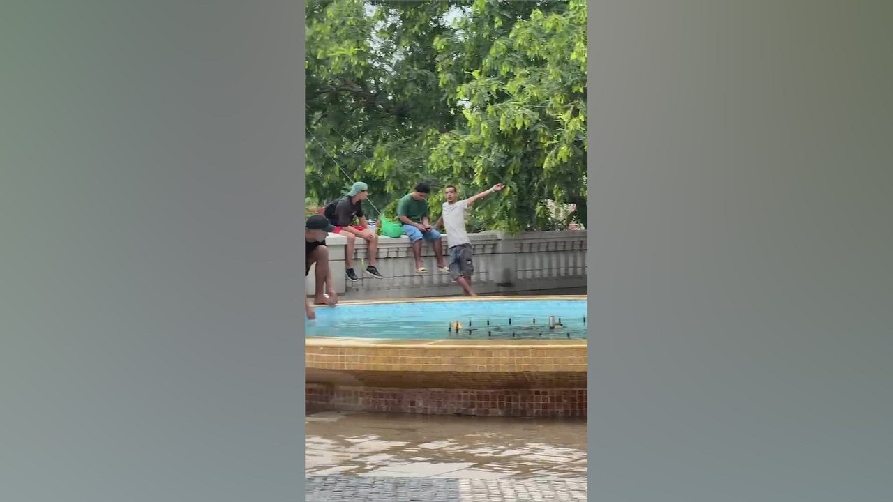 Miles de jóvenes marroquís deambulan por las calles de Ceuta este
