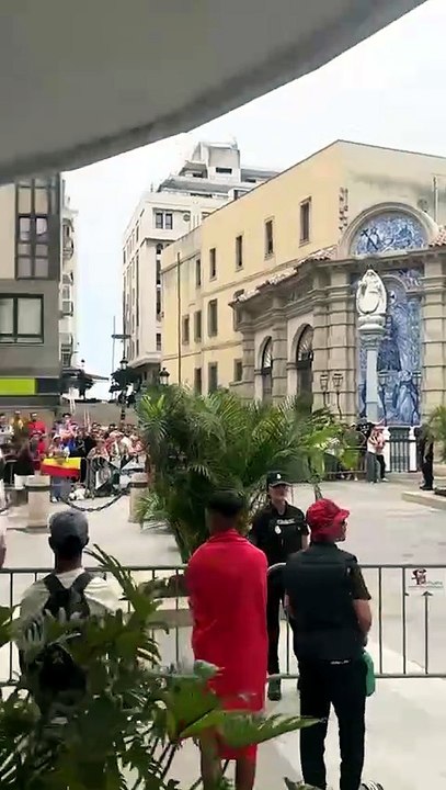 Tensión entre migrantes y vecinos de Ceuta que...