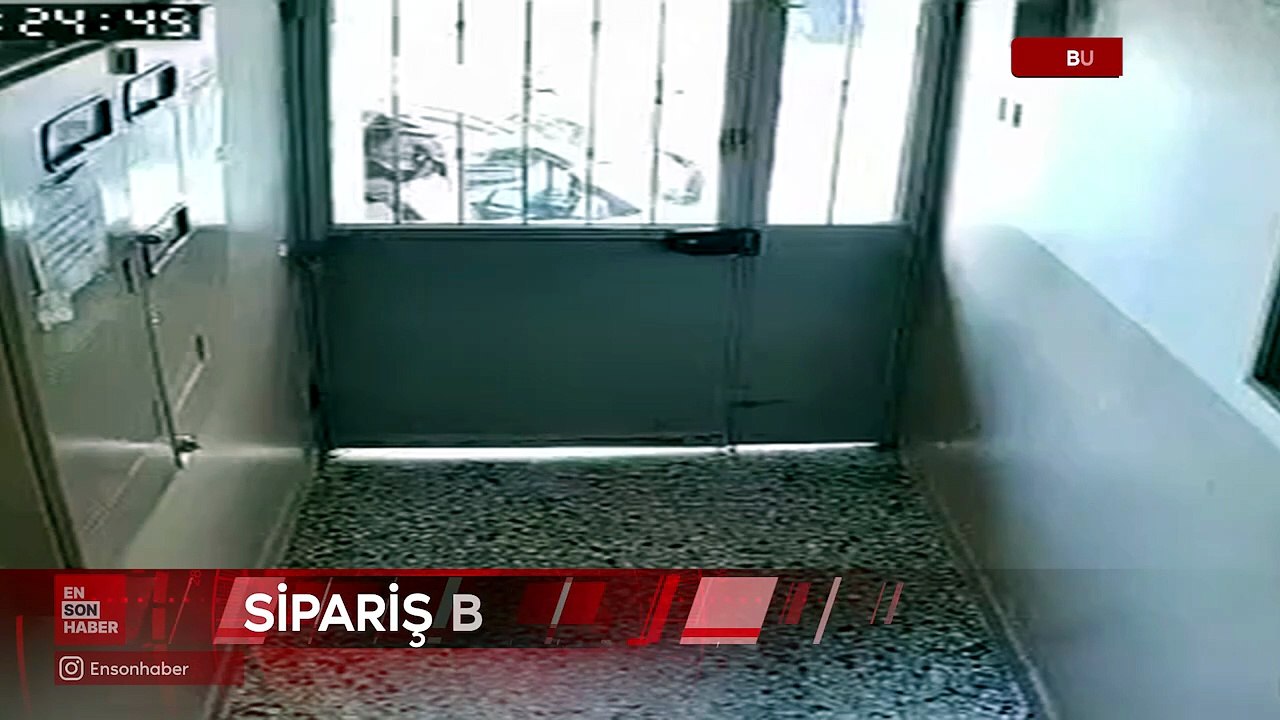 Bursa'da kurye apartman kapısını tekmeleyerek açtı