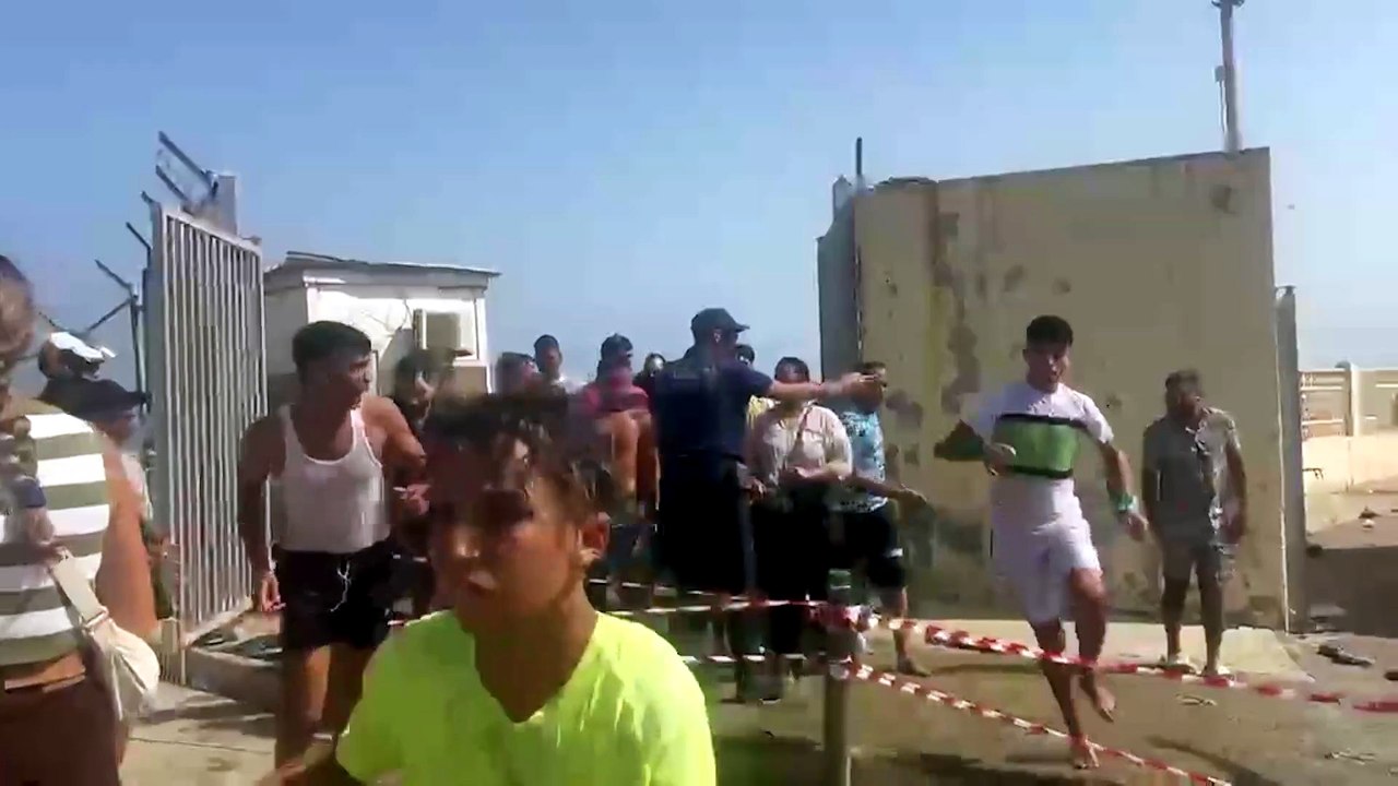 Cerca de 50.000 personas cruzaron de Marruecos a Ceuta en un día, según primeras estimaciones