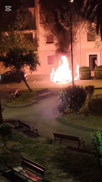 Quemas tres contenedores en Romo