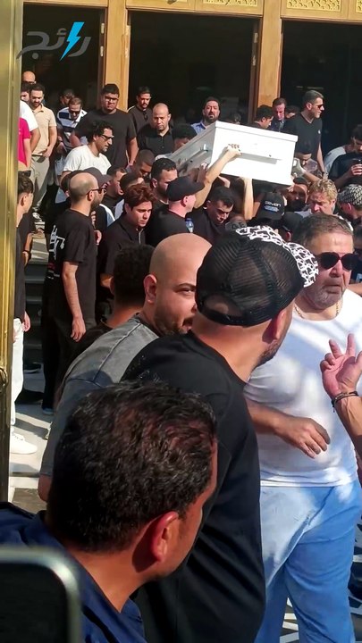 وسط حالة من الحزن.. تامر حسني يحمل نعش والده إلى مثواه الأخير