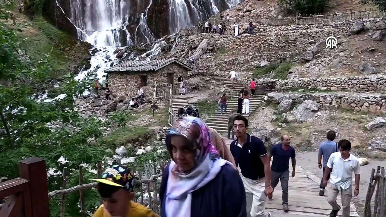 Fotoğraf stüdyolarını aratmıyor! Dağdan fışkıran sular asırlık değirmenle buluşuyor