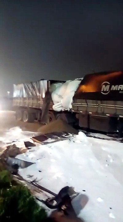 Acidente entre caminhões deixa dois mortos e interdita a BR-277 na manhã desta sexta