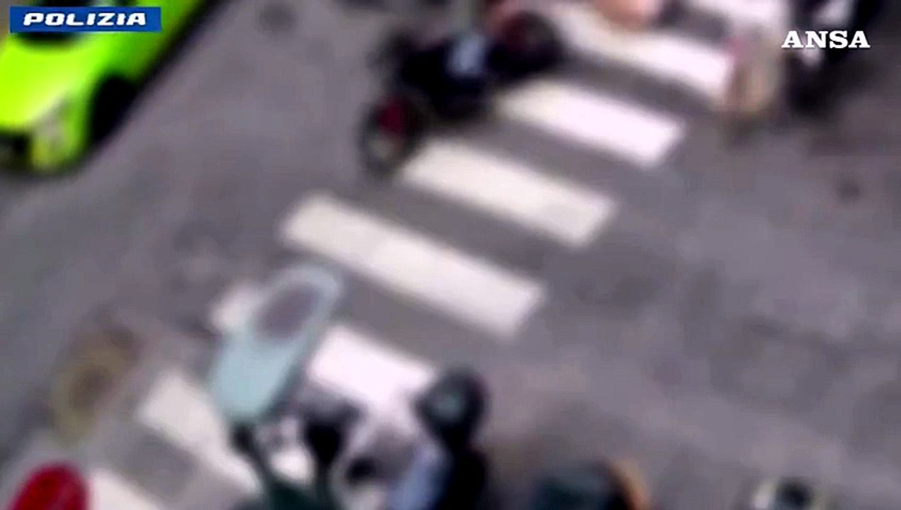 Trascinano un'anziana sull'asfalto per strapparle la borsa, due fermi a Roma