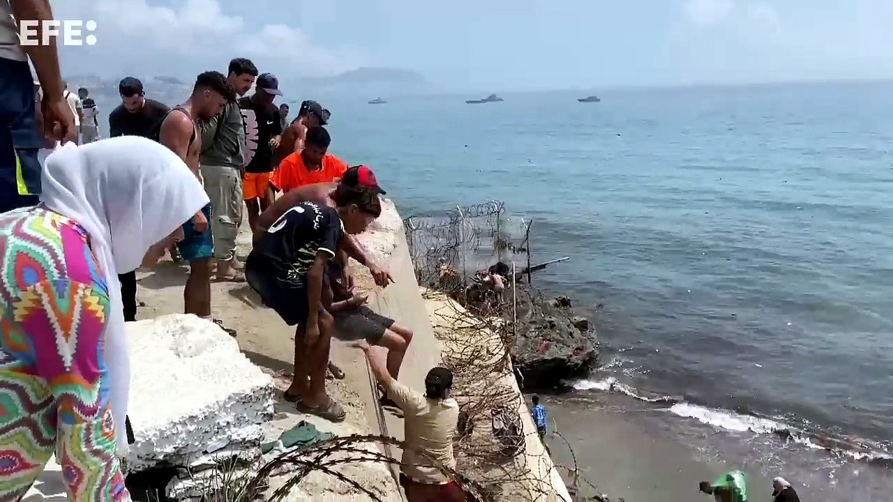 Miles de personas entran desde Marruecos a Ceuta en la mayor crisis migratoria desde 2021